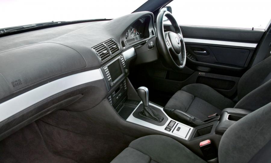 Интерьер BMW 525i Touring M Sport Package 2002 года  (UK) (фото 17 из 25)